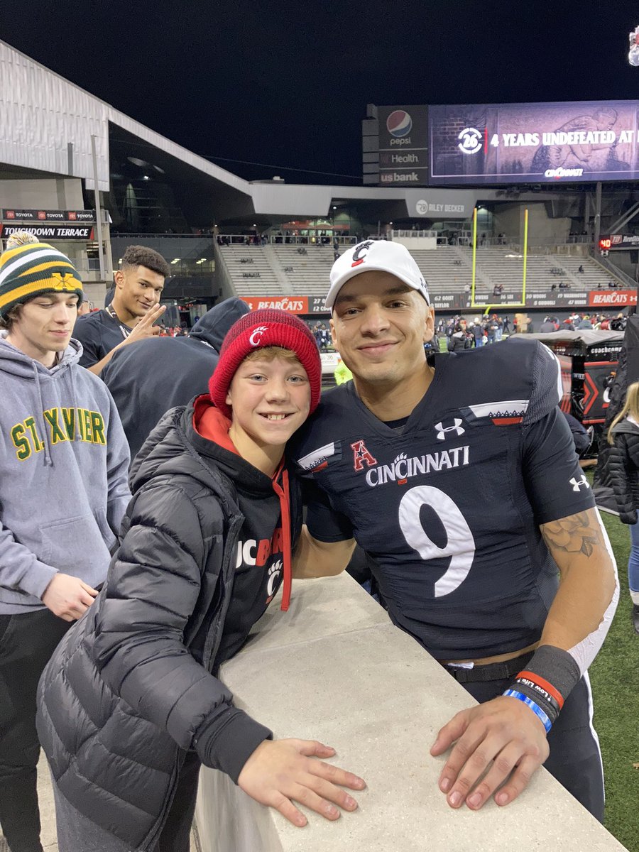 danahott24's tweet photo. @desmondridder you made my boys night for coming back for this picture! Stand up guy! Thank you! Go Cats! https://t.co/uXre9SkYIC
