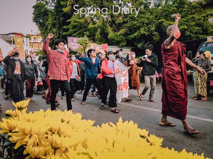 spring_2021's tweet photo. Mandalay Alliance Strike was seen marching on the streets and chanting powerful revolutionary slogans in opposition of military dictatorship.

#RejectMurderousJunta 
#Nov21Coup
#WhatsHappeningInMyanmar https://t.co/9grGX8oT9M