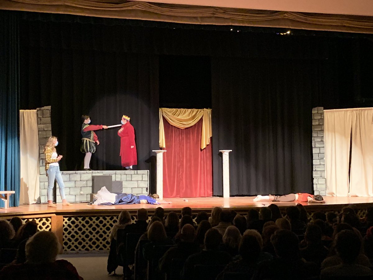 jmannion4C's tweet photo. Three cheers for tonight’s performance by the members of the #MiscoeHillYouthTheater @MendonUptonRSD It made us LOVE Shakespeare! https://t.co/bOj6CDOAkr