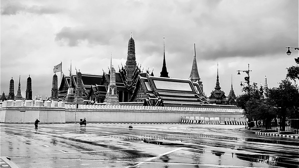 Zatawat's tweet photo. #Bangkok on #wet &amp; #cloudy day in #noir 
#runningdiary #runnerseyeview #cityrun https://t.co/FiA9MjpFTW