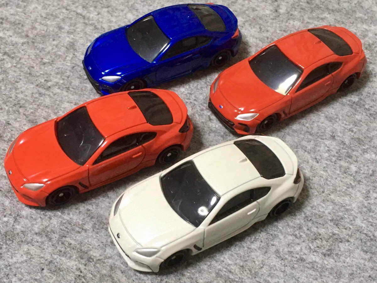 test ツイッターメディア - おはようございまうんす。
またトミカです。
新型の86とBRZですが、角度によってはどっちがどっちやら見分けが付きません。
でもシャシーは使い回しでなく、新たに作られていましたよ。 https://t.co/2DOefm4bqQ