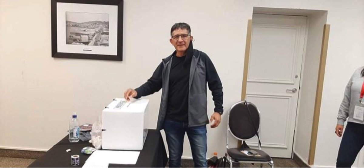 Mi primo <a href="/SandovalJorge/">Jorge Sandoval MNZM</a> acaba de votar en Nueva Zelanda. Ex preso político en la base naval y la isla quiriquina. Mañana todos votamos .#VotoYasna