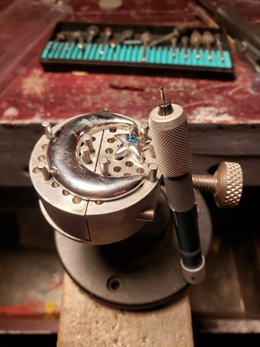 cheyienne13's tweet photo. Had to use my hand drill my flex shaft broke!!!! Heartbroken but I got it done #stonesetting #handmade #jewelry #silver #crescentmoonandstar https://t.co/XKim4LvBzx