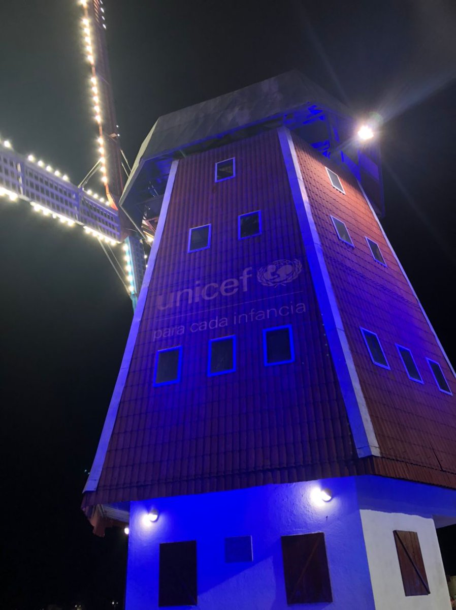 unicefvenezuela's tweet photo. En el #DíaMundialDeLaInfancia iluminamos de azul Plaza Venezuela en Caracas, el MACZUL en Maracaibo y el Parque La Navidad en Puerto Ordaz para recordar nuestro compromiso con los derechos de la niñez.

#AzulPorLaInfancia https://t.co/uQ6td574XR