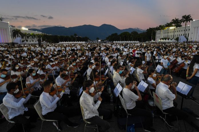 Venezuela logra Récord Guinness por la orquesta más grande del mundo -►  bit.ly/3DJbpvZ