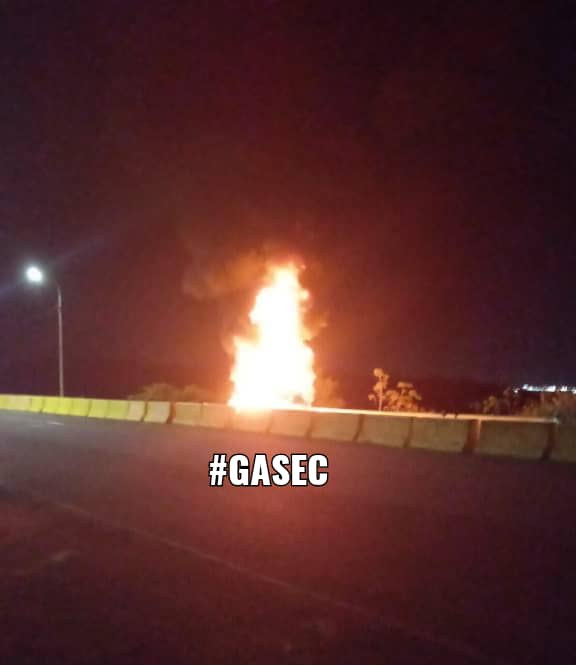 guayana360's tweet photo. #CiudadGuayana #Bolivar #20Nov 9:21 P.M. Vehículo se volcó en el puente de Macagua sentido San Félix - Puerto Ordaz. El auto se incendió, se presume que hay heridos. Urge presencia de bomberos en el lugar. Reporte: #GASEC Vía: @LaTuristaKAM Foto: Cortesía https://t.co/KGuBZAk9bF