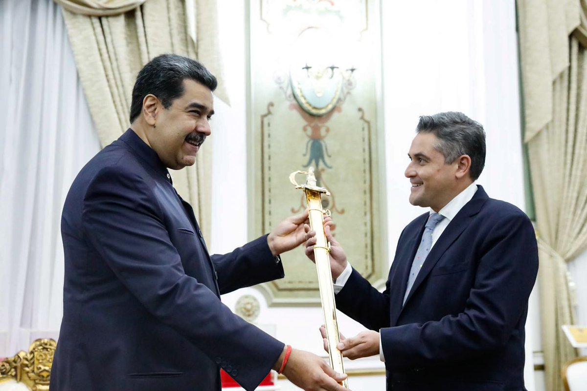 Entregué la réplica de la espada del Libertador, Simón Bolívar a los directivos del Sistema Nacional de Orquestas y Coros Juveniles e Infantiles de Venezuela. Un merecido reconocimiento tras obtener el Récord Guinness con trabajo y dedicación para ser #LaOrquestaMásGrandedelMundo