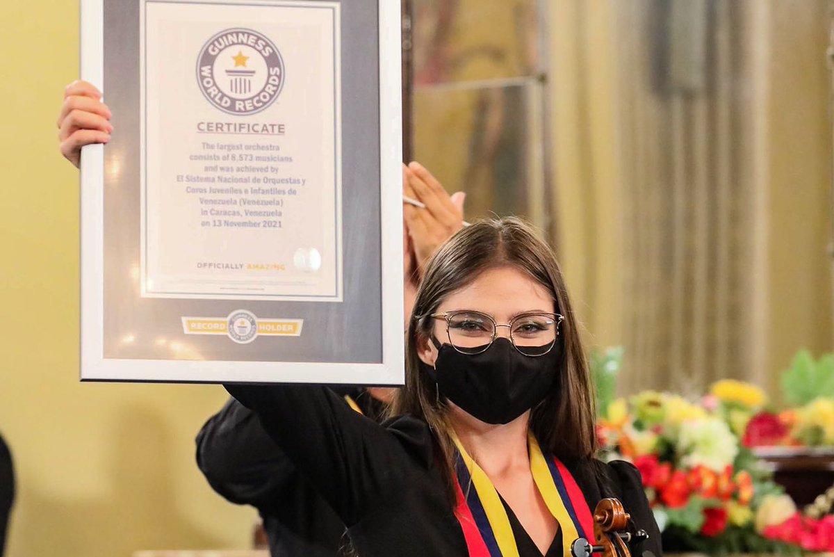 Con gran felicidad, alegría y admiración recibí de manos de la directiva del Sistema Nacional de Orquestas y Coros Infantiles y Juveniles de Venezuela el certificado del Récord Guinness, donde reconocen a Venezuela como el país con La Orquesta más Grande del Mundo. ¡Qué Orgullo!