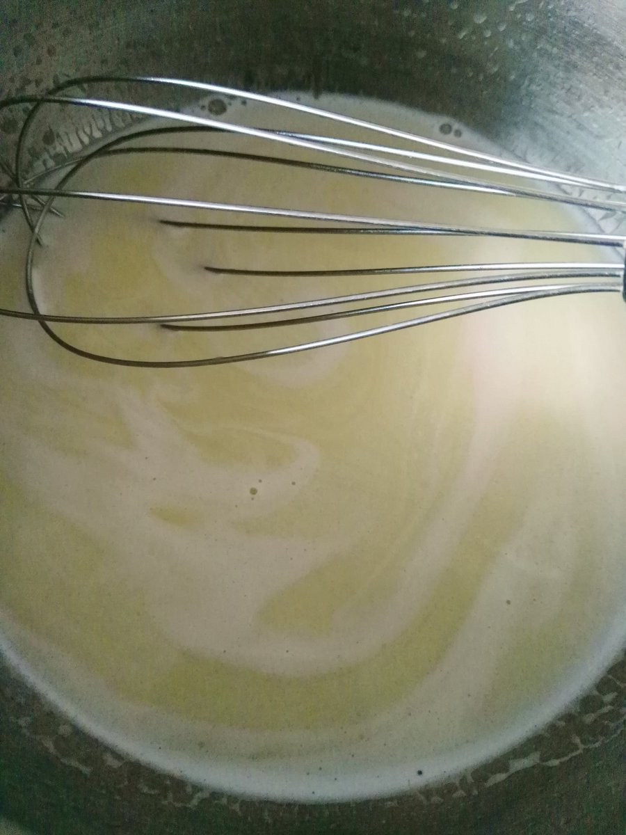 SebaVolte's tweet photo. ¿Hace cuánto no hacemos un #TanSimpleComo ?
Vamos con una tarta de brócoli con masa de vino blanco... Sí, eso...
Calentás (sin hervir) 75cm3 de vino blanco. Sumás 75gr de manteca hasta integrar. Sacás del fuego. Enfría un toque y mandás 150gr de harina leudante y cdita de sal https://t.co/TwYAB0212r