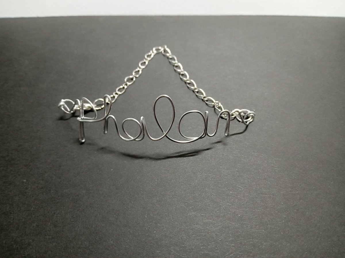 random_haishin's tweet image. 本日体調不良で早く終わりましたが
ふぁらんちゃん（@phalanchang）のﾜｲﾔｰﾈｰﾑができたのですが・・・
なんと　初挑戦のブレスレットになりました。
ふぁらんちゃんありがと～
#WIREname　　#WIREART