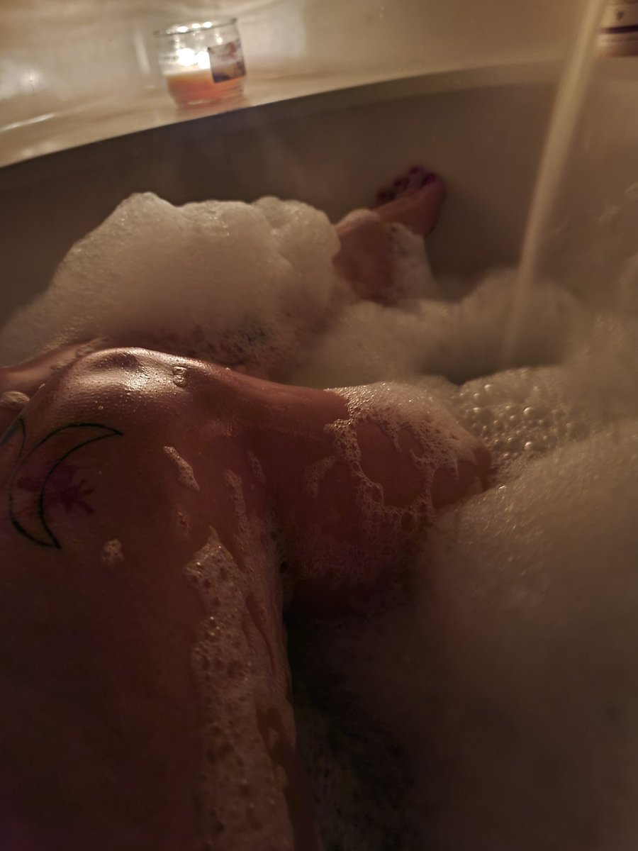 wilde_wicked's tweet photo. I always seem to think of you all when I'm taking a bath. https://t.co/LJ0xxA3tr0