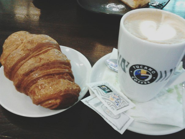 Acabei de chegar em casa depois de passar na padaria.

É de dar água na boca! 
#capuccino e #croissant
melhor combinação! 💕