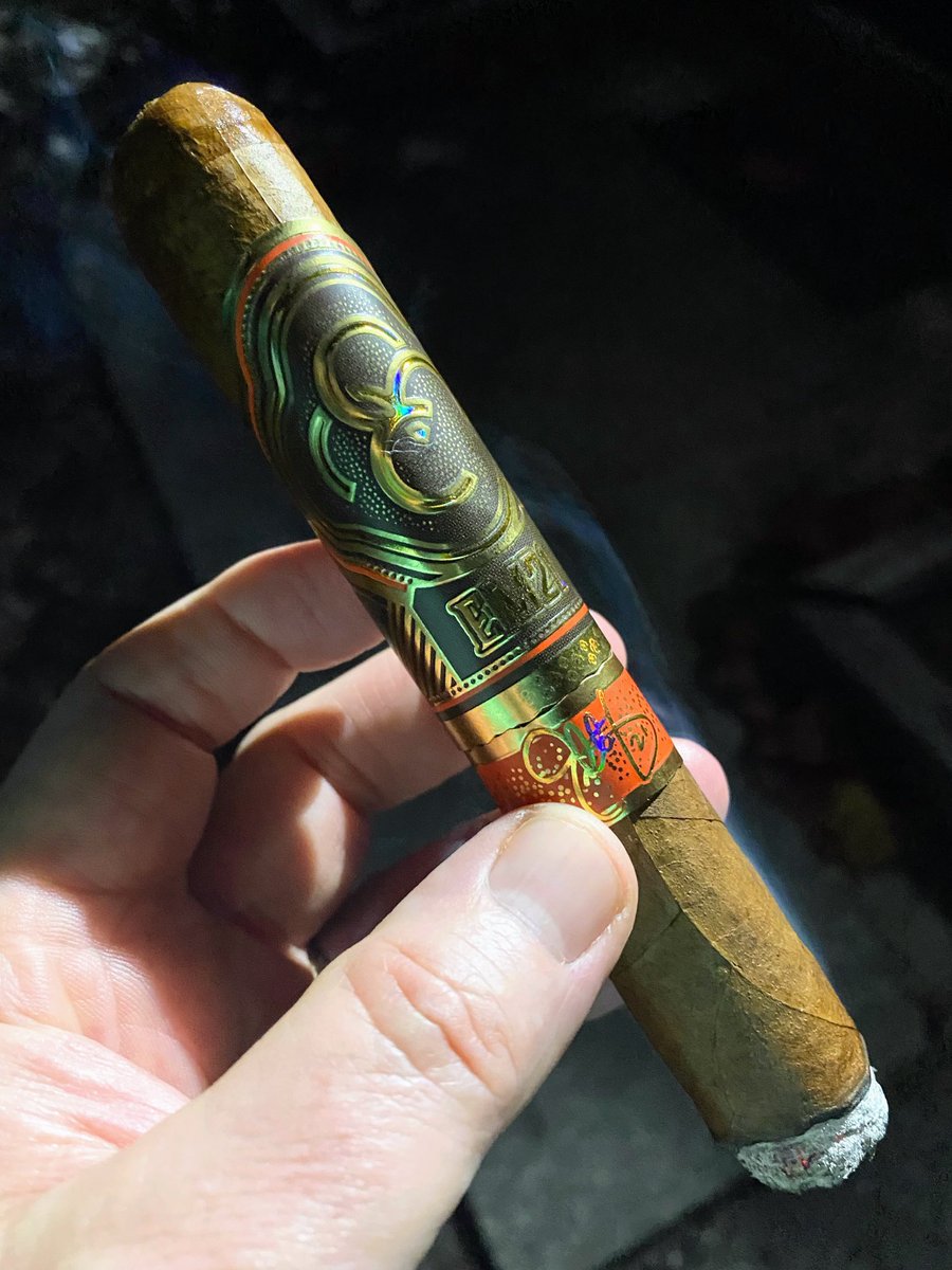 Saturday nights are perfect for an EM21 ⁦<a href="/prohibcigars/">prohibitioncigars</a>⁩