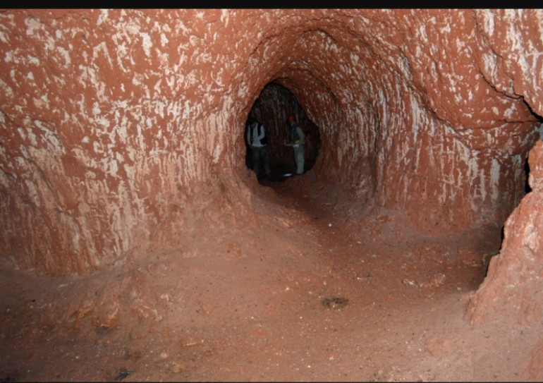 Madrasthambhi's tweet image. இந்த குகை சில 10000 வருடம் முந்தியது.  5 அடி அகலம் மற்றும் 6 அடி உயரம். 

இதை யார் குடைந்து இருப்பார்கள்... 

#SundayThoughts #SundayQuestion #SundayMorning