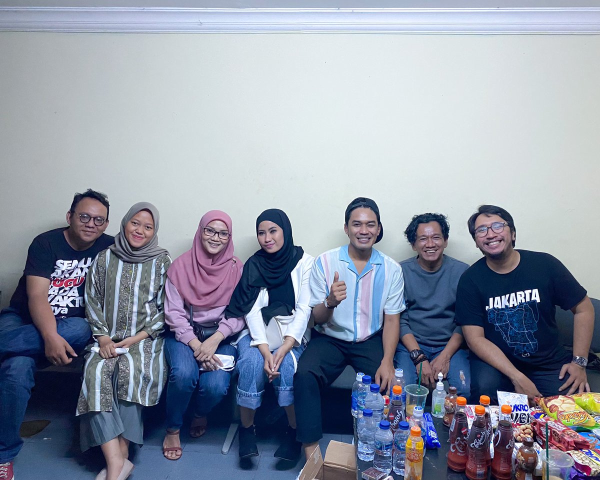 andyistiyono's tweet photo. Alhamdulillah semalam special show perdana @DickyDifie #DeepFeelDeepSee berhasil dihelat. Lancar dan pecah. Para special performer juga keren banget; @abdelachrian @adjisdoaibu @uusbiasaaja.
Foto terakhir, bersama (sebagian dari) keluarga Seru! Management.
Selamat ya, Neng! ๐ https://t.co/ZLQ8ScQ8vb