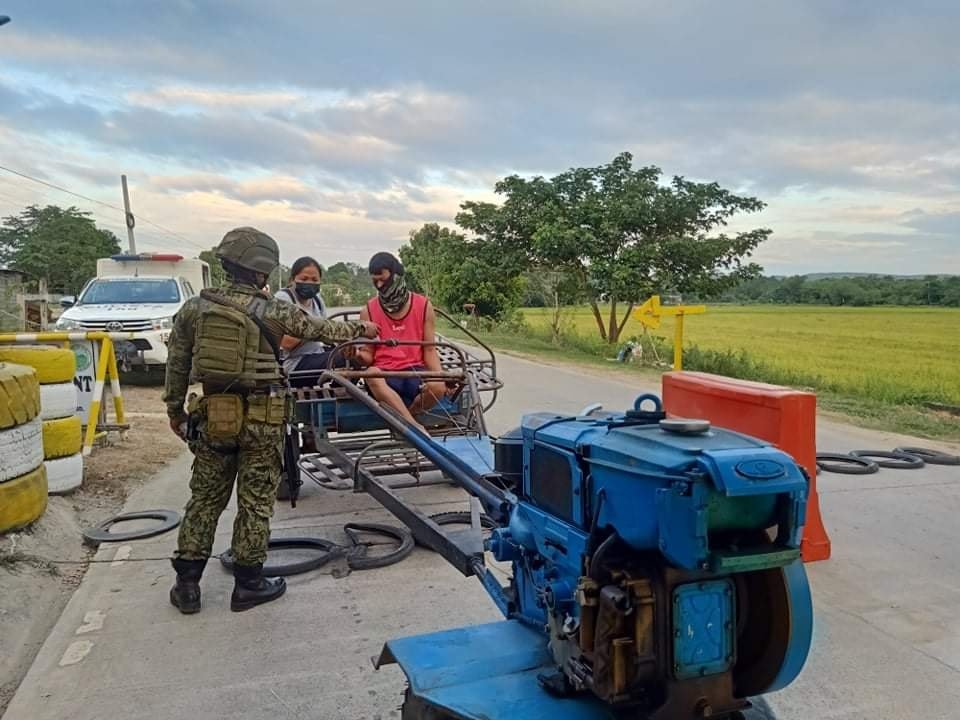 PNP1stKPmfc's tweet photo. #BARANGAYanihanLibrengFacemask 
#IECDistribution 
#TeamPNP 
#WeServeAndProtect https://t.co/Uazk4bsknq