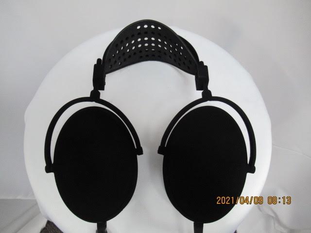 xsankar's tweet photo. @audeze CRBN headphones painted with #Singularityblack that reflects less than 1% of visible light. Quite possibly the darkest paint you can buy. (vantablack is not for sale). It has Multi-walled Carbon nanotubes suspended in solvent. https://t.co/ySWzLdjlB7