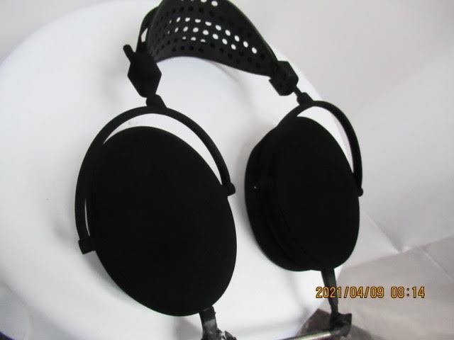 xsankar's tweet photo. @audeze CRBN headphones painted with #Singularityblack that reflects less than 1% of visible light. Quite possibly the darkest paint you can buy. (vantablack is not for sale). It has Multi-walled Carbon nanotubes suspended in solvent. https://t.co/ySWzLdjlB7