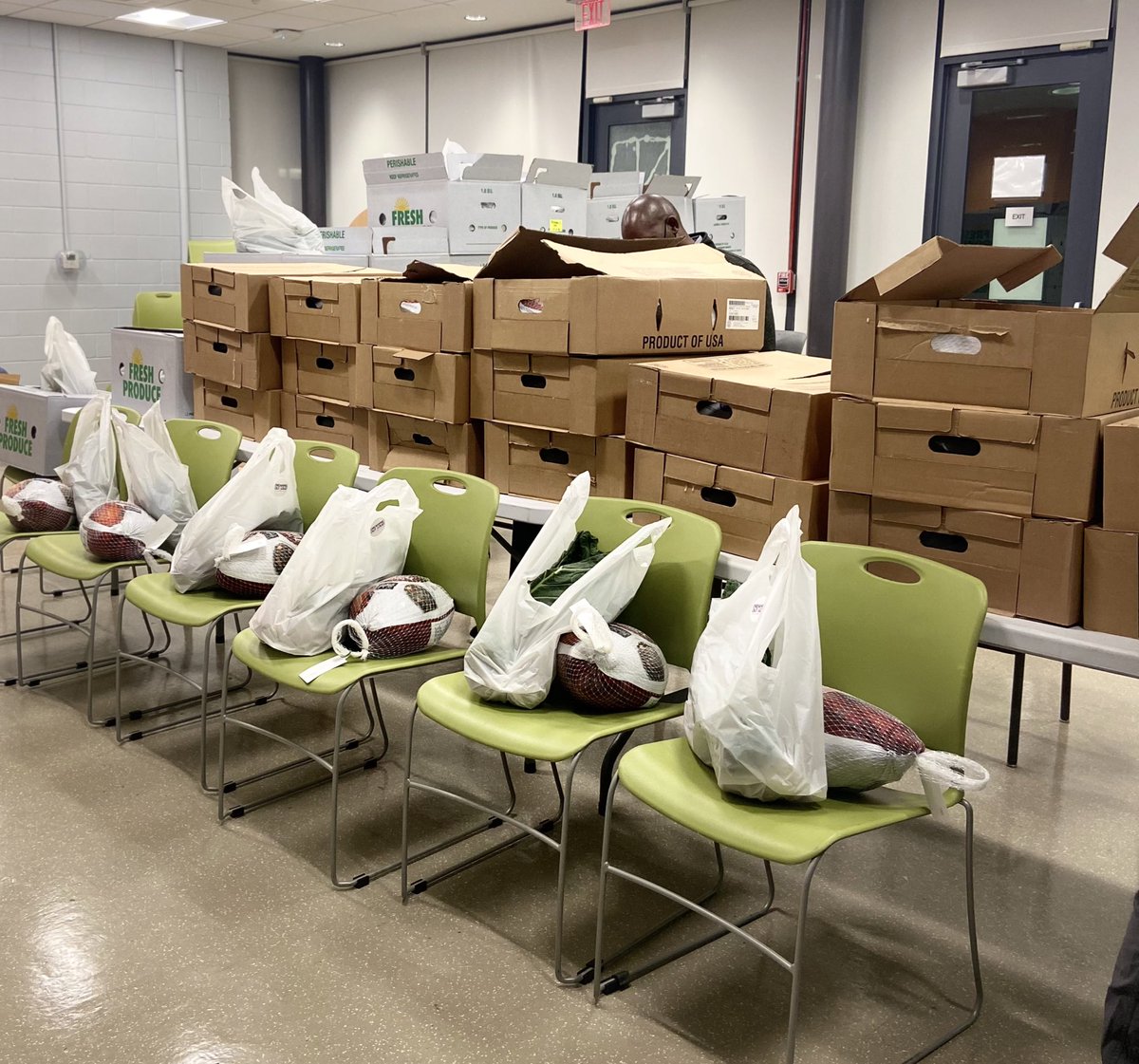 tmholcomb's tweet photo. The holidays are a time for family and community is family! Thank you to our volunteers and partners who helped us put turkeys &amp; produce in our #Ward7 community to make Thanksgiving enjoyable for families, children and seniors. #7FStrong https://t.co/zVzigSZ2ea
