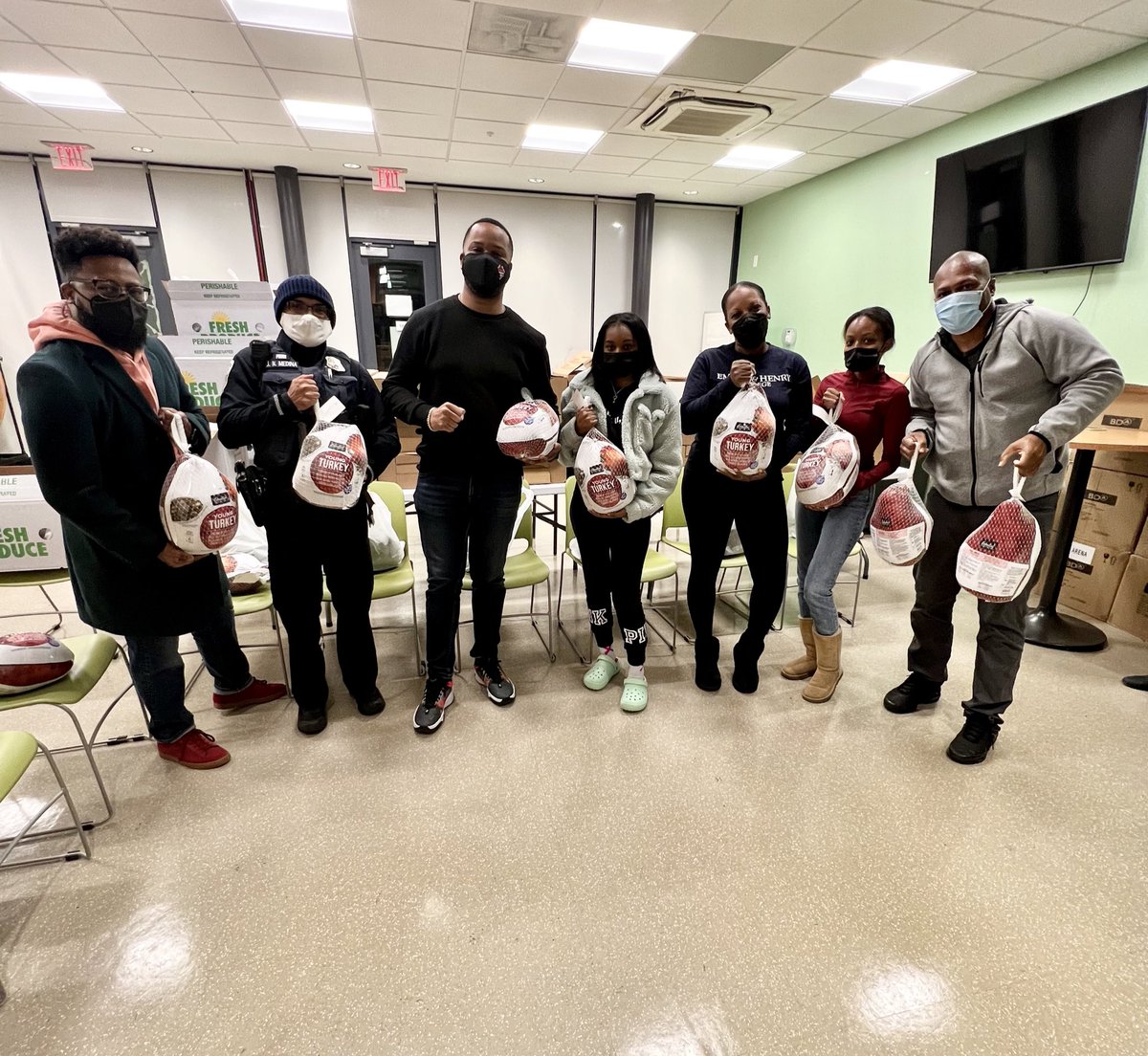 tmholcomb's tweet photo. The holidays are a time for family and community is family! Thank you to our volunteers and partners who helped us put turkeys &amp; produce in our #Ward7 community to make Thanksgiving enjoyable for families, children and seniors. #7FStrong https://t.co/zVzigSZ2ea
