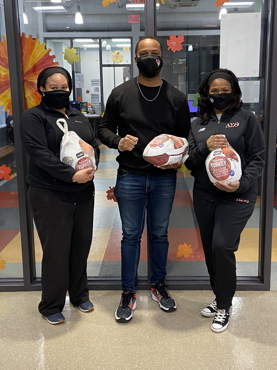 tmholcomb's tweet photo. The holidays are a time for family and community is family! Thank you to our volunteers and partners who helped us put turkeys &amp; produce in our #Ward7 community to make Thanksgiving enjoyable for families, children and seniors. #7FStrong https://t.co/zVzigSZ2ea