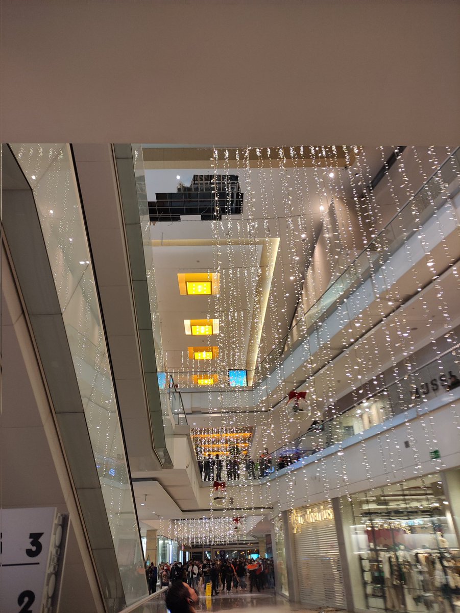 yebas83's tweet photo. Que susto en #multiplaza @MultiplazaBta literal el techo se caeeee que aguacero https://t.co/eH1diaZ8YB