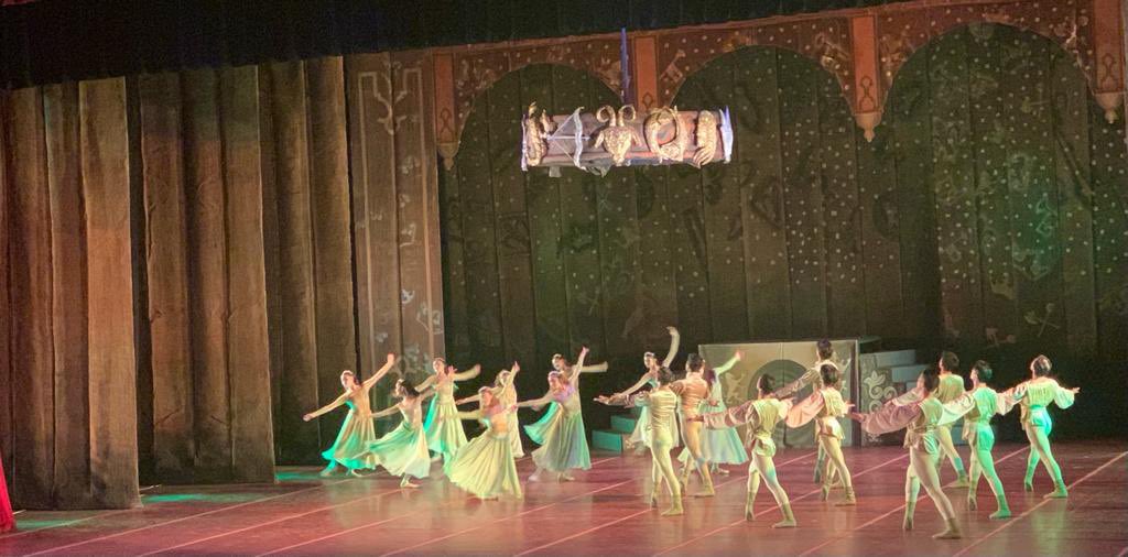 lahistoriaec's tweet photo. El arte del ballet. Esta semana se presentó en la Casa de la Cultura el Ballet Nacional del Ecuador. Pasaron 20 meses sin funciones presenciales debido a la pandemia. #Quito https://t.co/VCJrcFBikG