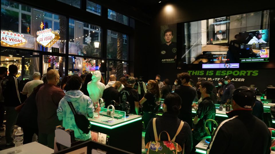Dakuirii's tweet photo. MASSIVE thank you and appreciation to @VegasInferno you guys showed up big @RazerStore and we had an amazing time along with the fans. We can’t wait for what’s next! 💚🐍 https://t.co/ycXnevYlHU
