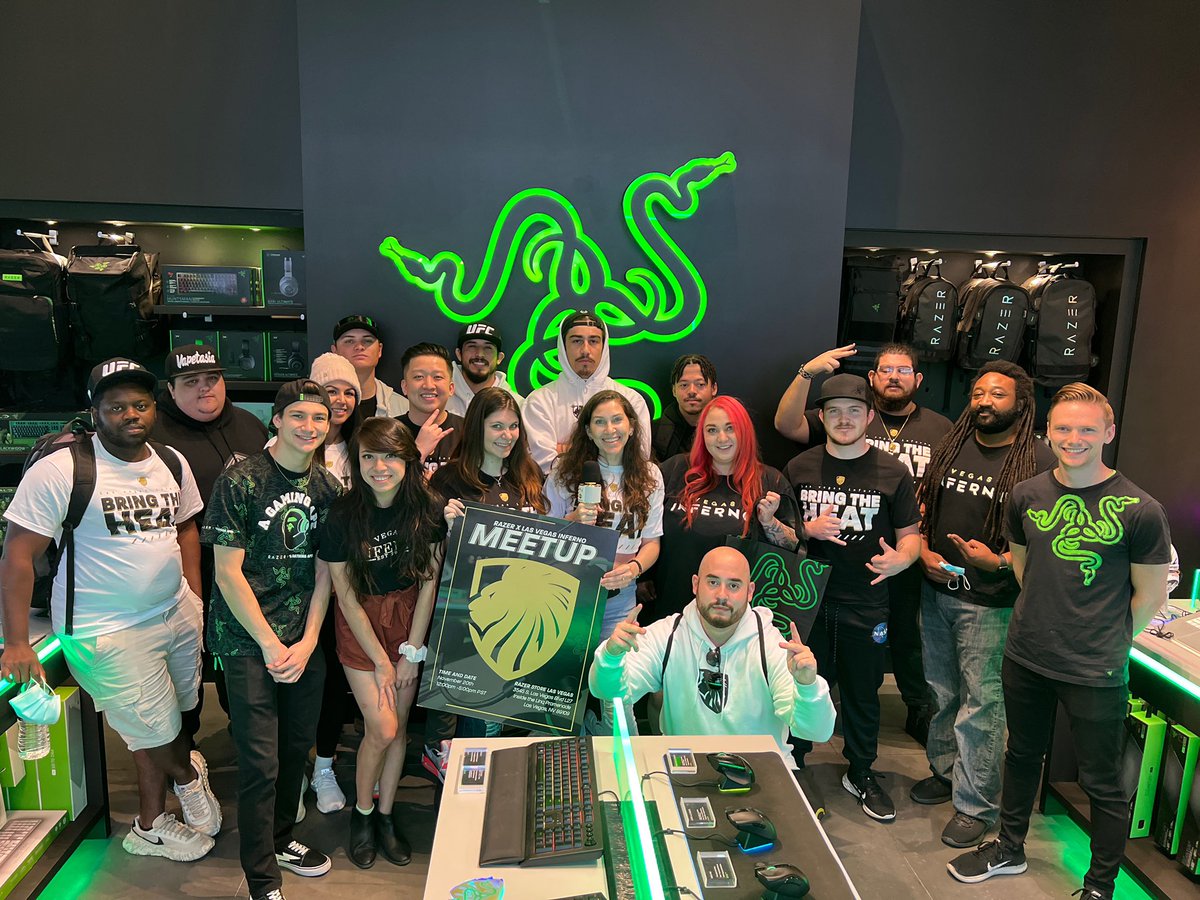 Dakuirii's tweet photo. MASSIVE thank you and appreciation to @VegasInferno you guys showed up big @RazerStore and we had an amazing time along with the fans. We can’t wait for what’s next! 💚🐍 https://t.co/ycXnevYlHU