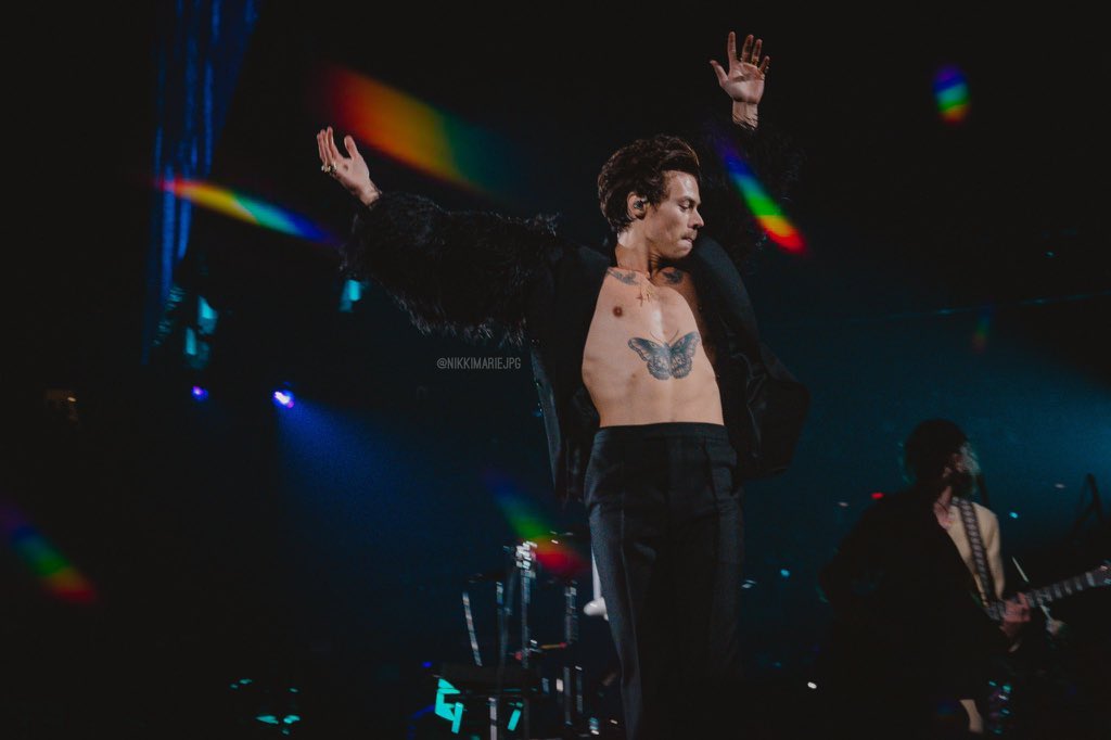 yellowtapeZM's tweet photo. ainda não entendi direito o conceito da tag, mas fiquei com essa foto do maior 
#HarryStyles https://t.co/KbQ1nH3DJ1