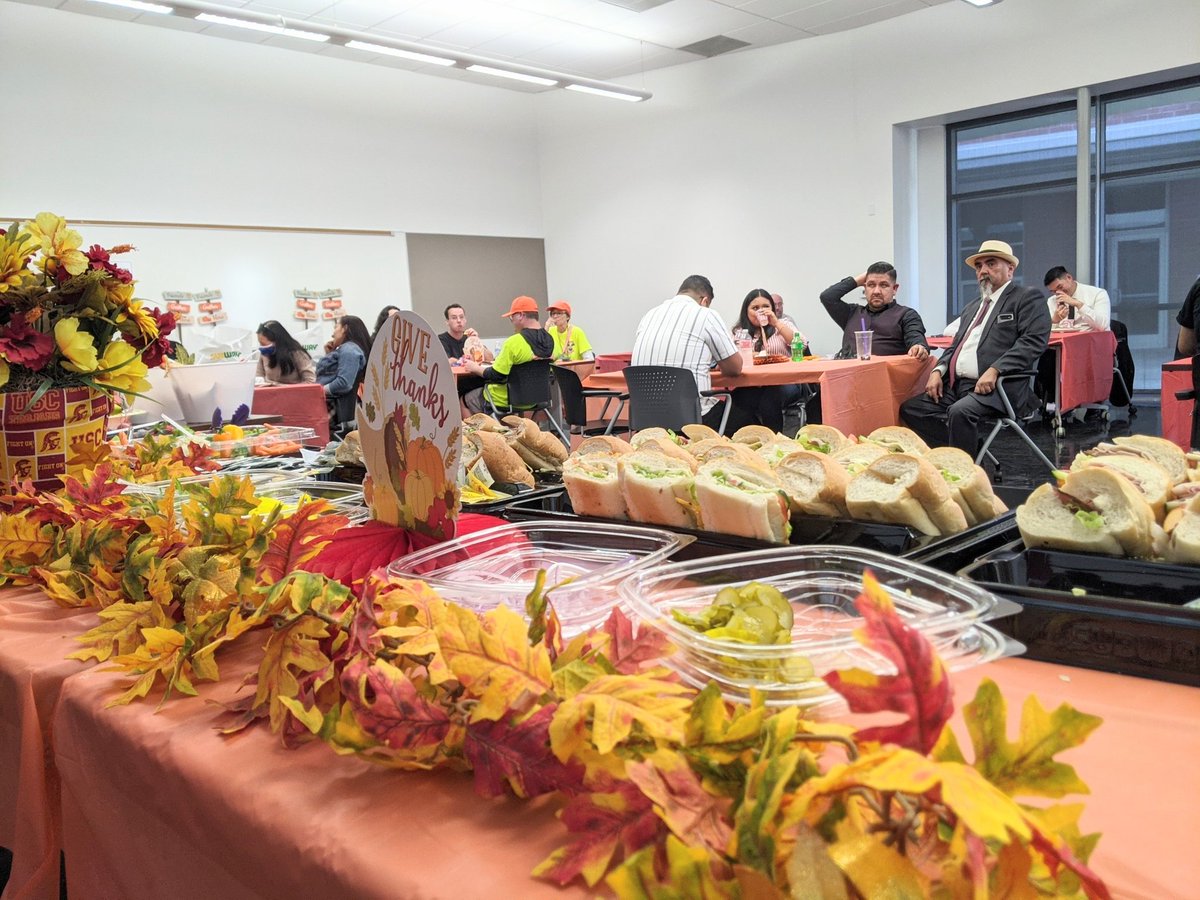 MrsWuLovesWords's tweet photo. Serving lunch &amp; dinner to 150 band directors at the 68th annual Arcadia Festival of Bands.  Volunteering w/other parents, students, &amp; alumni parents to support @ArcadiaUnified's long-standing music program. https://t.co/tUfp0JOeNj