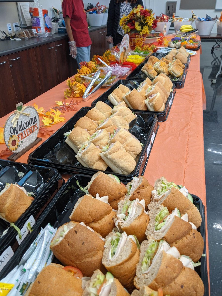 MrsWuLovesWords's tweet photo. Serving lunch &amp; dinner to 150 band directors at the 68th annual Arcadia Festival of Bands.  Volunteering w/other parents, students, &amp; alumni parents to support @ArcadiaUnified's long-standing music program. https://t.co/tUfp0JOeNj