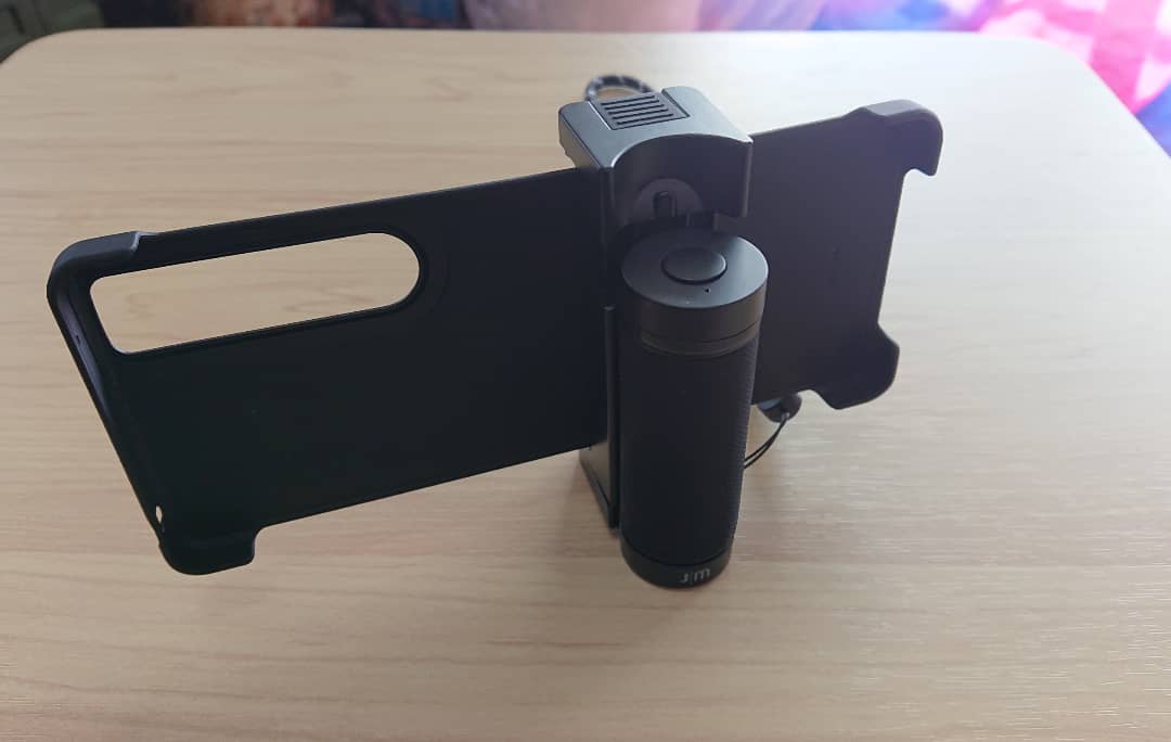 you50PRIUS_TRD's tweet photo. Shutter Grip 2のご紹介です💡
スマホの多機能シャッターグリップです♪
動画撮影や、自撮り棒、
スマホスタンドなどにも使用出来ますね(^-^)
#シャッターグリップ
#shuttergrip2
#ガジェット
#ガジェット好き
#スマホアクセサリー https://t.co/ak3fyYd2FO