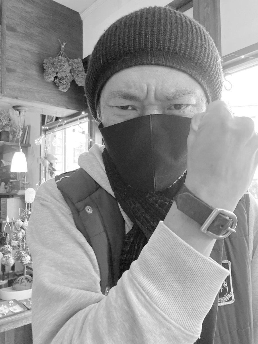 shoutajima's tweet photo. オハヨ。

変身ッ!!しそうなセンセーの画像貼っとくぜ！
ST35バングル（太）着用！
どう観ても悪役！

バングルのスペックはこちら。値段はまだ決めてねェ！

https://t.co/BQrIcuL48r

#田島昭宇 #田島昭宇35周年 #ST35 https://t.co/dAte6Uyhmh