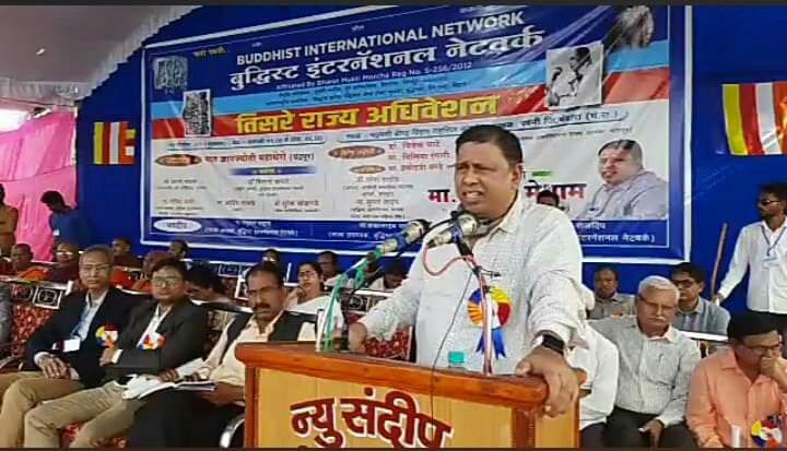 जब तुम्हारे बाप मनु ने मनस्मृती लिखी तो सारे आधिकार तम्हे दिया हमें कुछ नहीं दिया जब हमारे बाप ने संविधान लिखा तो हमको ही दिया और तुमको ही दिया बाप होना चाहिए मगर हमारे दर्यादिल बाप जैसा होना चाहिए !
#जनआंदोलन_का_संकल्प_दिन