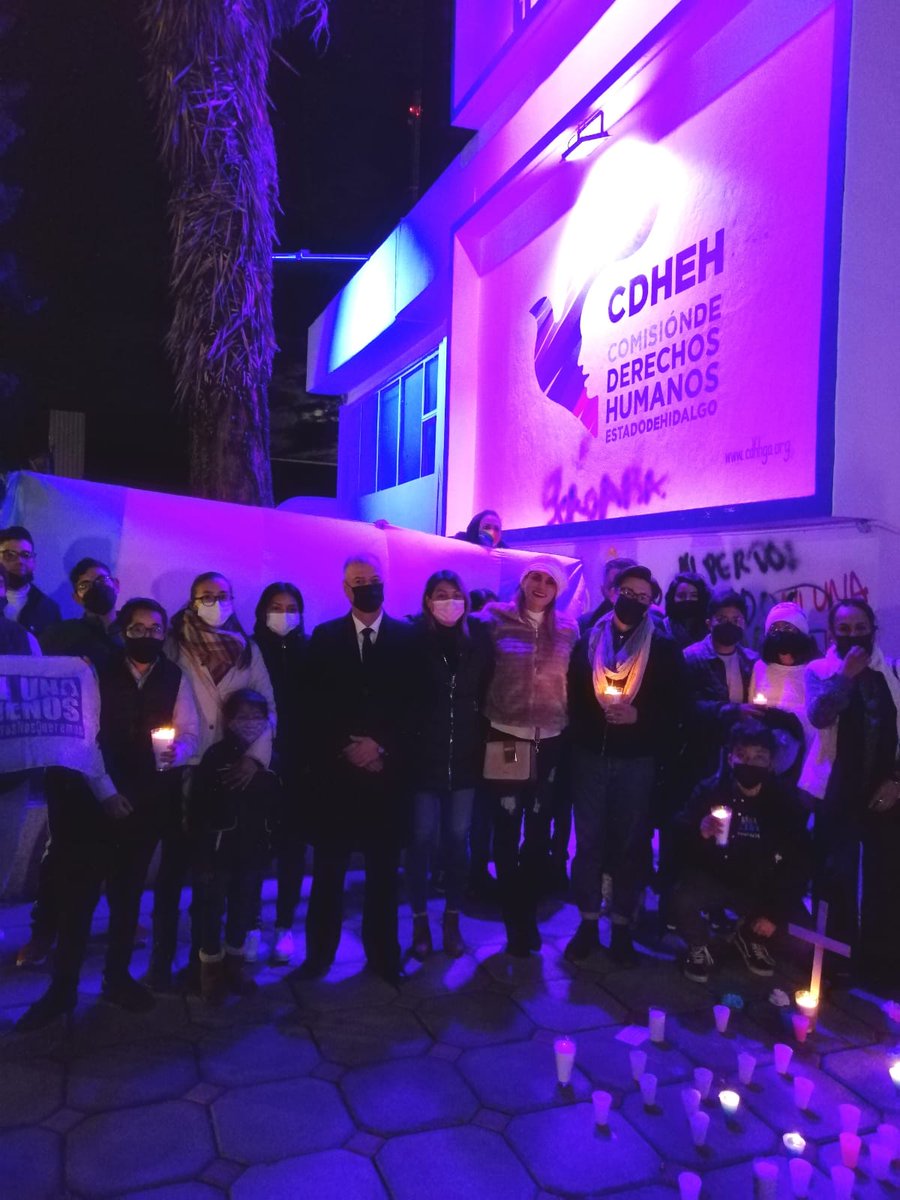 Como parte de la conmemoración del Día de la #RemembranzaTrans por primera vez en las instalaciones de la #CDHEH se realizó una ceremonia de encendido de veladoras en memoria de quienes perdieron la vida por motivos de género y se iluminó de colores azul, rosa y blanco la fachada
