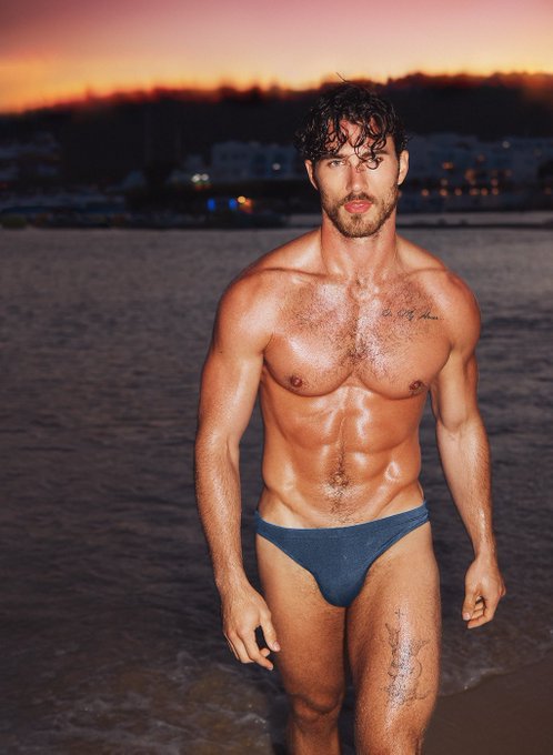 the only thing that&rsquo;ll make you drown is me 🌊 https://t.co/zDuvyfMZst https://t.co/54MPt0V46Z