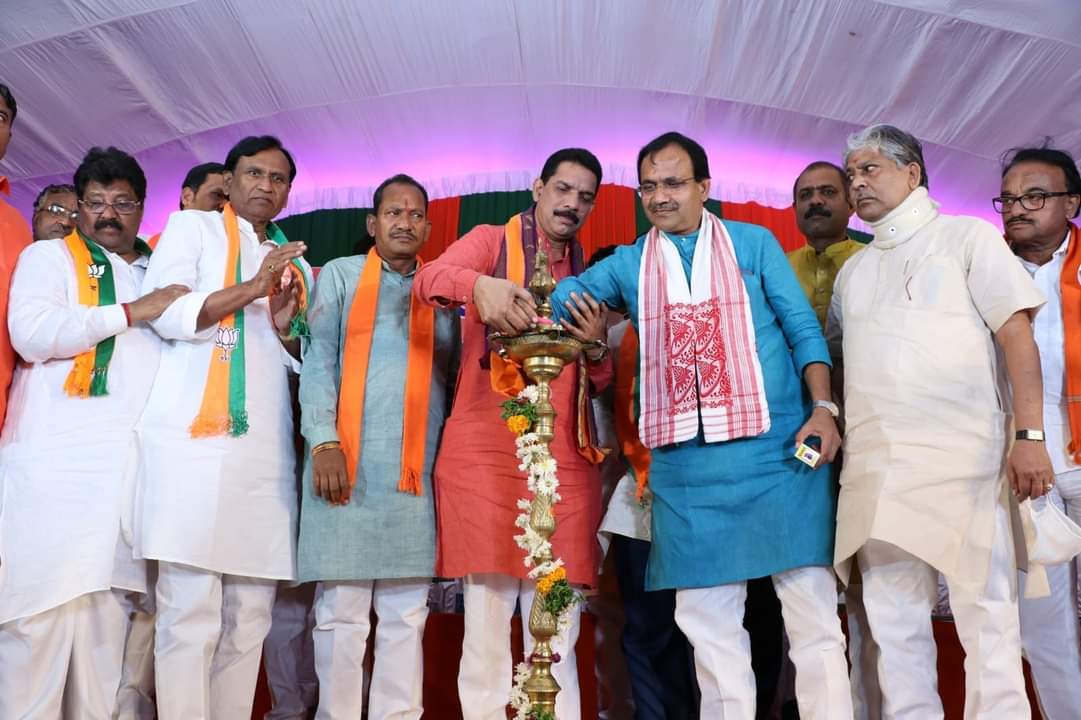 nalinkateel's tweet photo. ಬೀದರ್‌ನಲ್ಲಿ ನಡೆದ ಜನಸ್ವರಾಜ್
ಸಮಾವೇಶದಲ್ಲಿ ಕೇಂದ್ರ ಸಚಿವ ಶ್ರೀ @bhagwantkhuba, ಸಚಿವರು, ಶಾಸಕರು, ಸಂಸದರು, ಜನಪ್ರತಿನಿಧಿಗಳು, ಪಕ್ಷದ ಪದಾಧಿಕಾರಿಗಳು ಹಾಗೂ ಅಪಾರ ಸಂಖ್ಯೆಯ ಕಾರ್ಯಕರ್ತರು ಉಪಸ್ಥಿತರಿದ್ದರು.

#ಜನಸ್ವರಾಜ್ #JanSwaraj https://t.co/cpqmqnqgOG