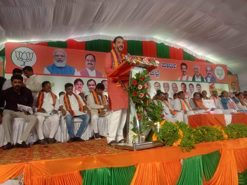 nalinkateel's tweet photo. ಬೀದರ್‌ನಲ್ಲಿ ನಡೆದ ಜನಸ್ವರಾಜ್
ಸಮಾವೇಶದಲ್ಲಿ ಕೇಂದ್ರ ಸಚಿವ ಶ್ರೀ @bhagwantkhuba, ಸಚಿವರು, ಶಾಸಕರು, ಸಂಸದರು, ಜನಪ್ರತಿನಿಧಿಗಳು, ಪಕ್ಷದ ಪದಾಧಿಕಾರಿಗಳು ಹಾಗೂ ಅಪಾರ ಸಂಖ್ಯೆಯ ಕಾರ್ಯಕರ್ತರು ಉಪಸ್ಥಿತರಿದ್ದರು.

#ಜನಸ್ವರಾಜ್ #JanSwaraj https://t.co/cpqmqnqgOG