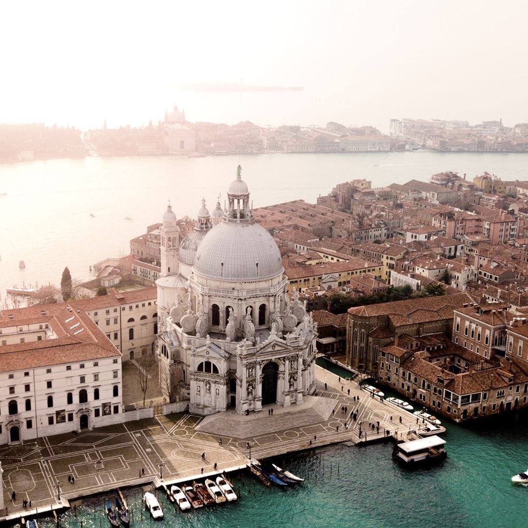 ￼ ⛅️ Il doge fece voto solenne di erigere un tempio votivo grandioso se la città fosse sopravvissuta alla peste. Essa cessò e venne così costruita la Basilica della Salute. Oggi per noi una ricorrenza ancor più sentita. Buona domenica, amici! ￼⛅️

#21novembre