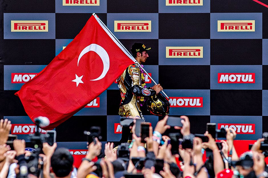 Sakaryaspor's tweet photo. 🇹🇷 Dünya Superbike Şampiyonası'nda şampiyon olan hemşehrimiz Toprak Razgatlıoğlu'nu tebrik ederiz.

Seninle gurur duyuyoruz! https://t.co/W5udrISqVM