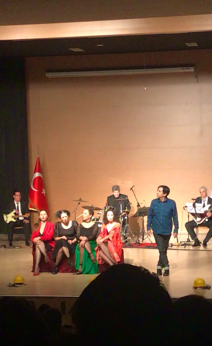 inmyopiinion's tweet photo. İşte sahnede Fu ve La,Hu,Şu,Bu! @okanbayulgen @meldagur @selinatasoy @mrvsevi @OdulOnline #HaremKabare harikaydınız 💃🎙 https://t.co/VpLeAjhPku