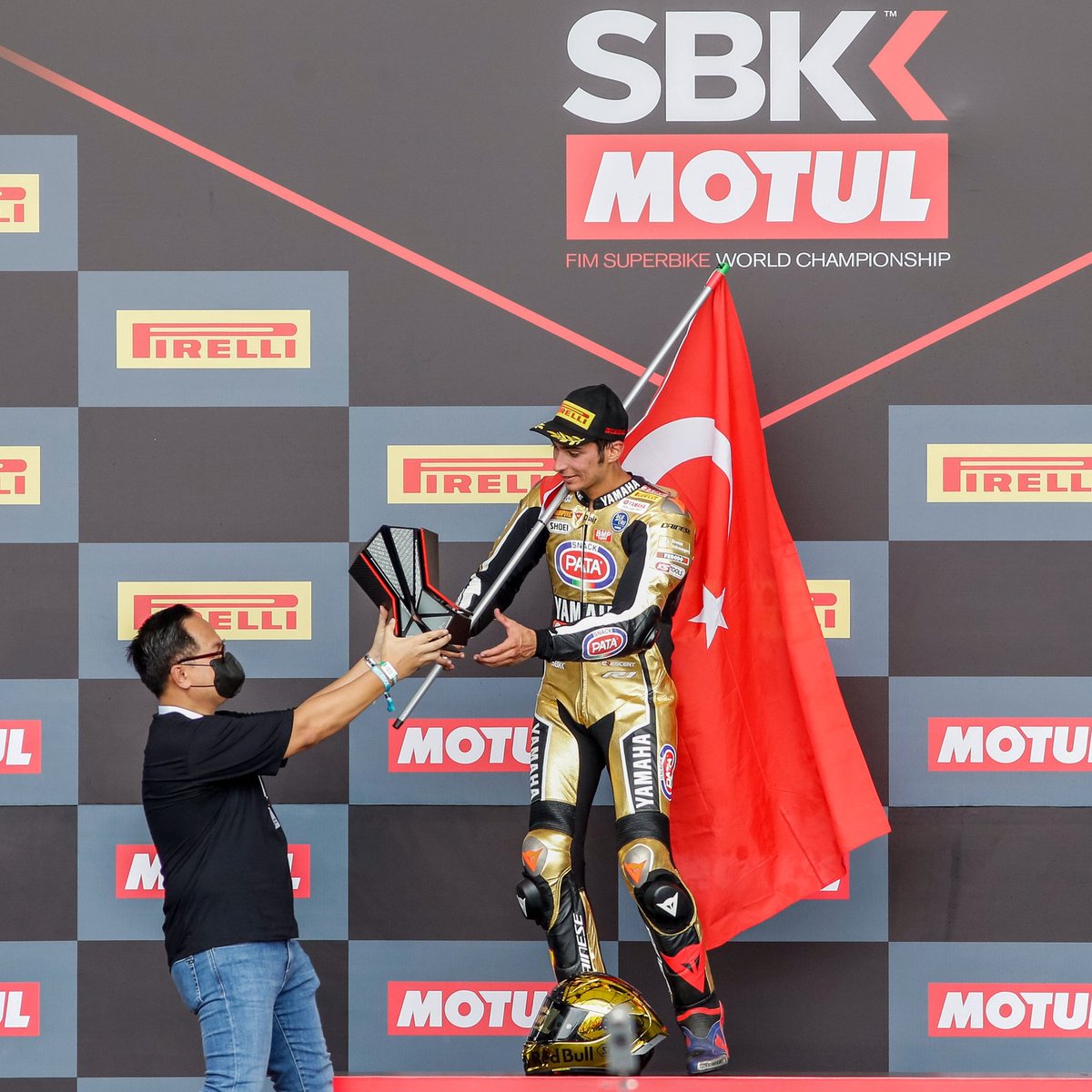 SehitDenel's tweet photo. 🇹🇷 Milli motosikletçi Toprak Razgatlıoğlu, Dünya Superbike Şampiyonası'nda 2021 sezonunun şampiyonu oldu 🏆
Kendisini tebrik ediyor , başarılarının devamını diliyoruz. @tcmeb
@Abdullah_Erin47 @ondercengel @ibrahim_Yagan63 @a_kurur @MucahitSeyyid https://t.co/gX8WPvkkxj