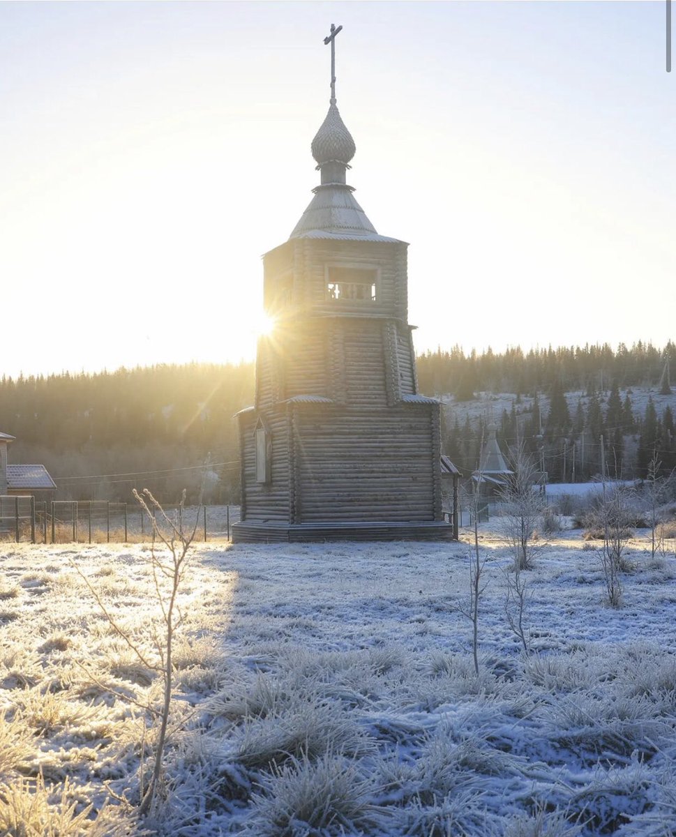 russiabeyond's tweet photo. Good morning and happy Sunday from the Church of Dormition in #Varzuga!
It was built in 1674 on the high right bank of the river. The builders made use of the location by creating a structure that ascends from a high cruciform log base... https://t.co/FPkuZ2FHKq