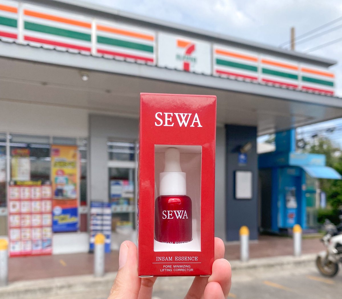 Nananblogblog's tweet photo. ใช้ตั้งเเต่ขวดใหญ่จนเค้าออกไซด์จิ๋ว10 ml. ใน 7-11 เซวาอินซัมเอสเซ้นส์ เนื้อสีน้ำตาลเเดง กลิ่นโสมแท้หอมอ่อนๆ ไม่ได้แต่งกลิ่นน้ำหอมเพิ่มเลย ไม่มีพาราเบนด้วย เป็น #firstessence ช่วยปรับสมดุลผิวได้ดี และลดการบวมแดงของผิว เกลี่ยปั๊บซึมปั๊บ 99 บาทเท่านั้น
#sewathailand #รีวิวเซเว่น https://t.co/8SHpnR4xKK
