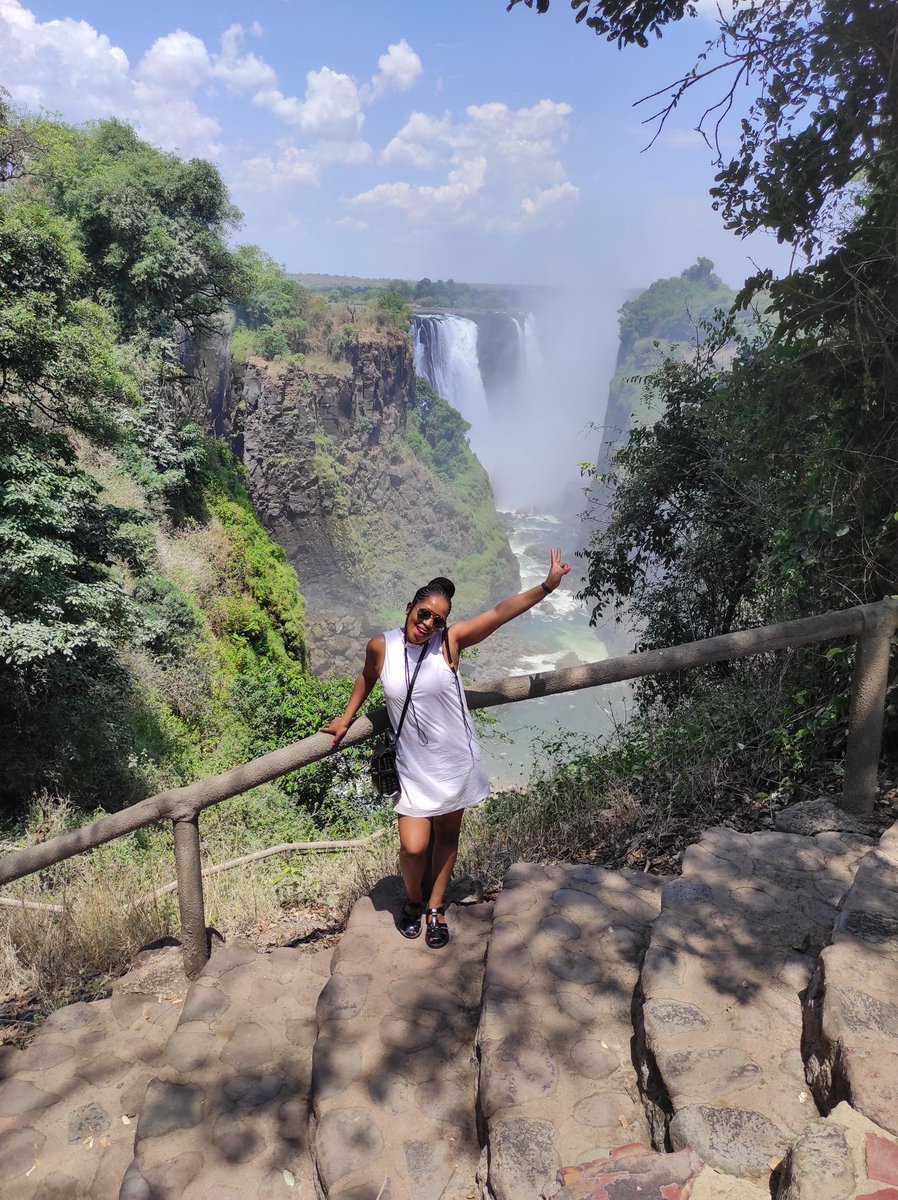 BlackCase_Girl's tweet photo. #visitzimbabwe You know a Zim visit is incomplete without visiting Mosi Oa Tunya, the pride of the African continent. The fact that Zambezi River gathers water from 6 countries before the drops makes it all special. You get to see the bottom of the falls during low season ❤️ #zim https://t.co/R9dUYrAIYq