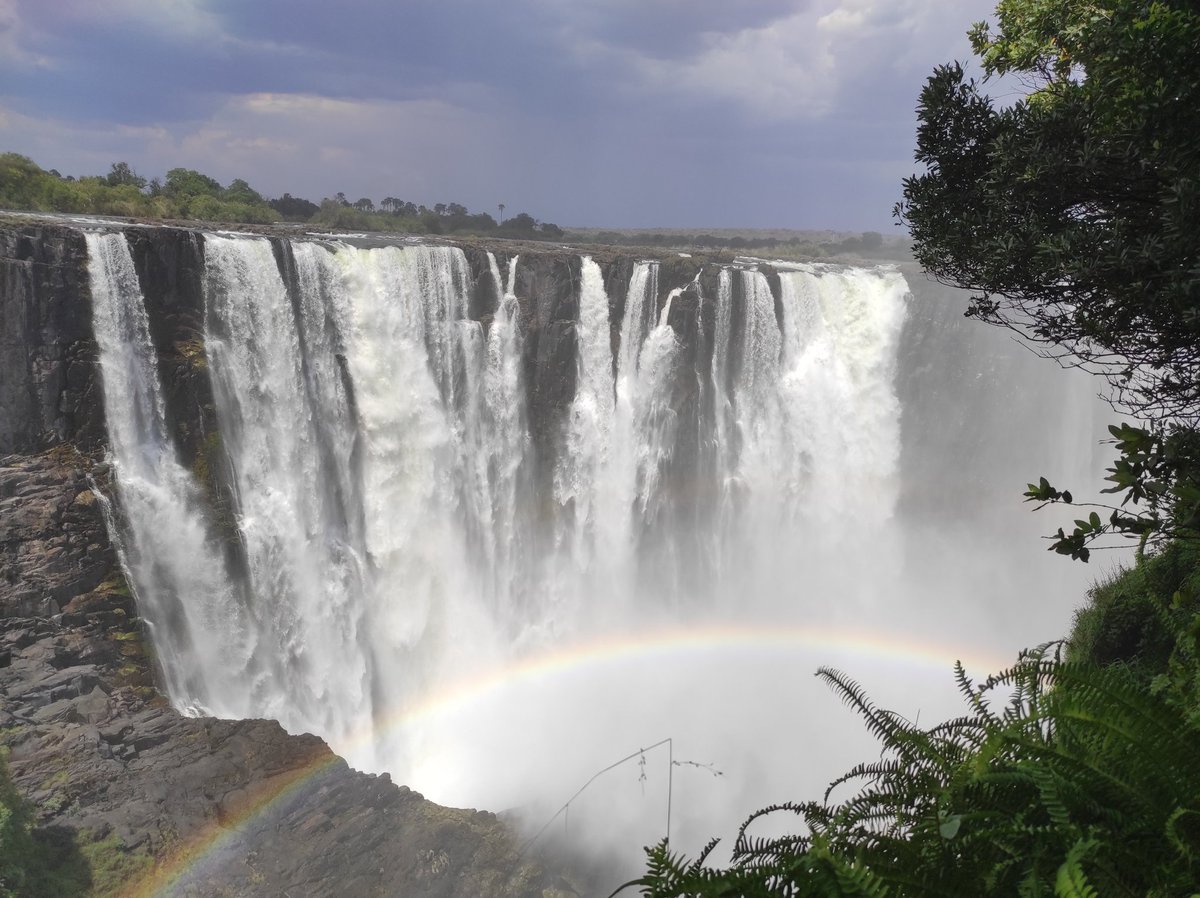 BlackCase_Girl's tweet photo. #visitzimbabwe You know a Zim visit is incomplete without visiting Mosi Oa Tunya, the pride of the African continent. The fact that Zambezi River gathers water from 6 countries before the drops makes it all special. You get to see the bottom of the falls during low season ❤️ #zim https://t.co/R9dUYrAIYq