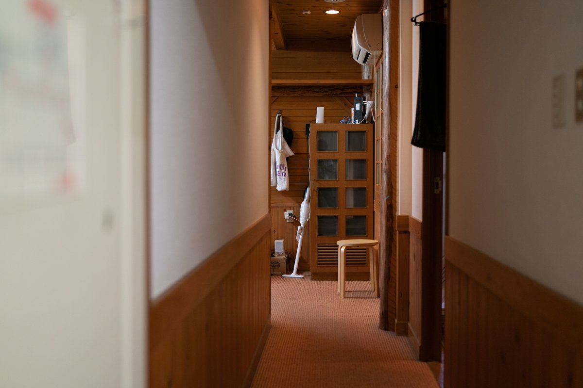 paradise__air's tweet photo. およそ一年半をかけて3名のアーティストを公募・選出し、オンラインと松戸現地での滞在制作をサポートしてきたロングステイ・プログラム。

写真は、コロナ禍の真っ只中に滞在制作を行なってきたアーティストたちのお部屋の様子です。来週末は創作の拠点であるPARADISE AIRに是非お越しください〜💁 https://t.co/Gu5NQN4R32