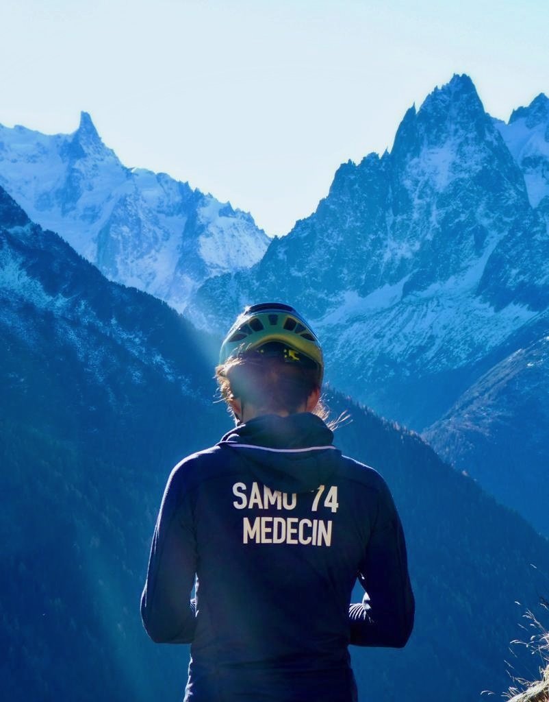 SAMU74's tweet photo. Cordélia, médecin urgentiste au #SAMU74 en entraînement cette semaine à #Chamonix au #CNEAS Centre National d'Entrainement à l'Alpinisme et au Ski des #CRSAlpes. #SecoursEnMontagne #photooftheday #MountainRescue #FrenchAlps https://t.co/H7CG1zeQua