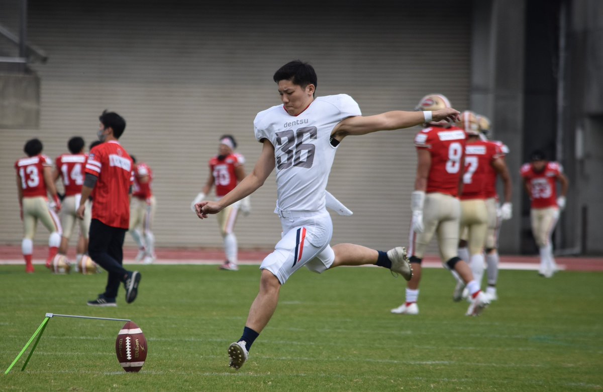 footballstore55's tweet photo. 電通には、2018年の全日本大学選手権･西日本代表決定戦で関学のサヨナラ逆転FGを決めた3人が所属しています。スナッパー鈴木邦友、ホルダー中岡賢吾、キッカー安藤亘祐。この名前の並びだけで、心が高鳴ります。#アメフト https://t.co/KMqUhKw7Xj